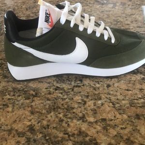 NIKE trainers. Army green. NWOT.
